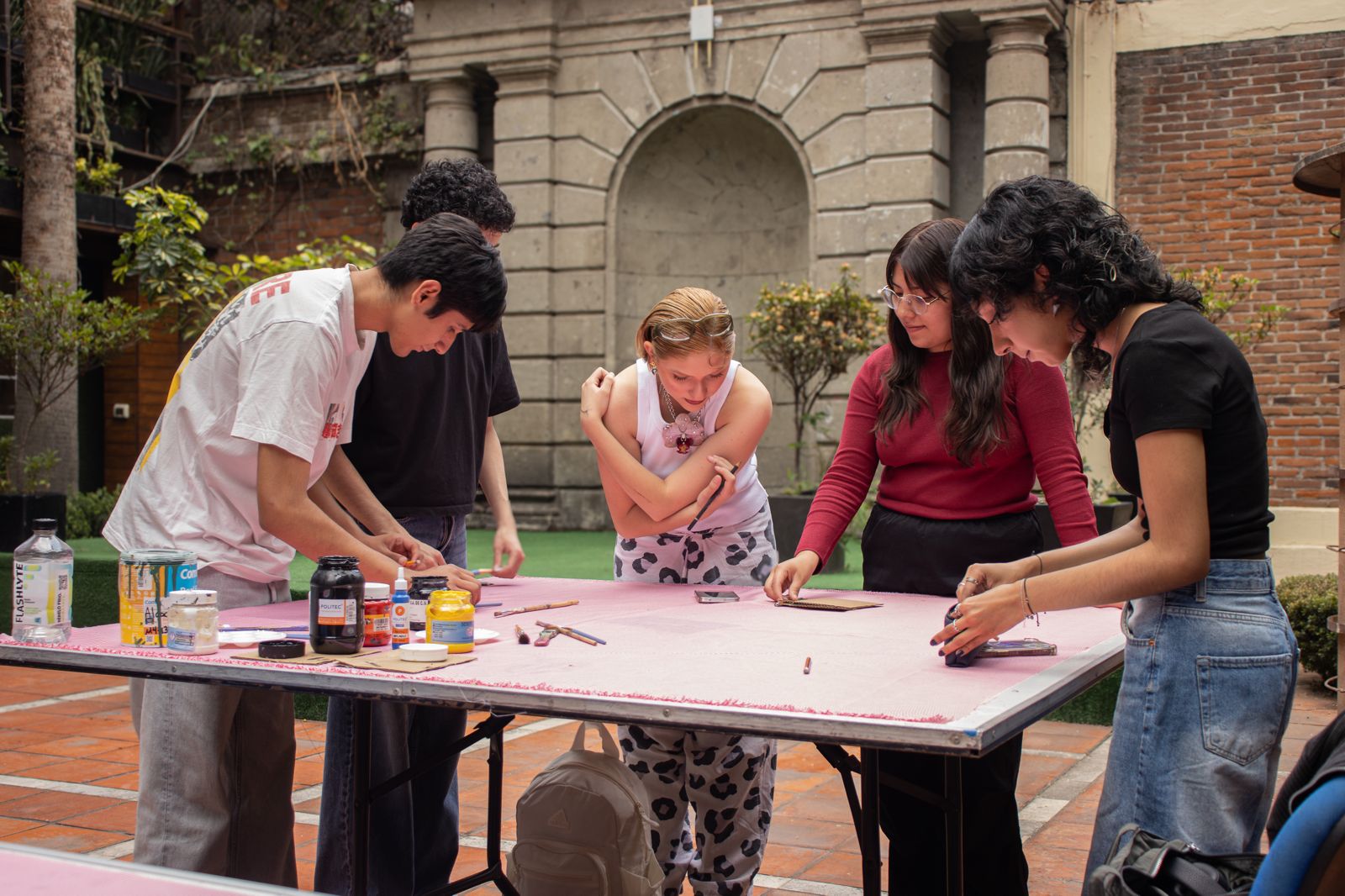 DE MANTELES A LIENZOS: UN EVENTO DE CREATIVIDAD Y COLABORACIÓN EN LA UC